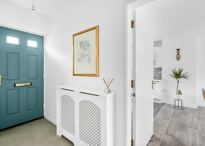 Luxurious 3 Bed House With Free Parking, Close To The Train Station & Town