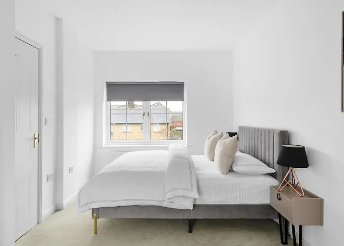 Luxurious 3 Bed House With Free Parking, Close To The Train Station & Town