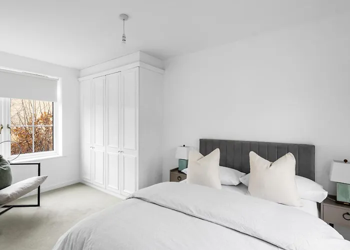 Luxurious 3 Bed House With Free Parking, Close To The Train Station & Town