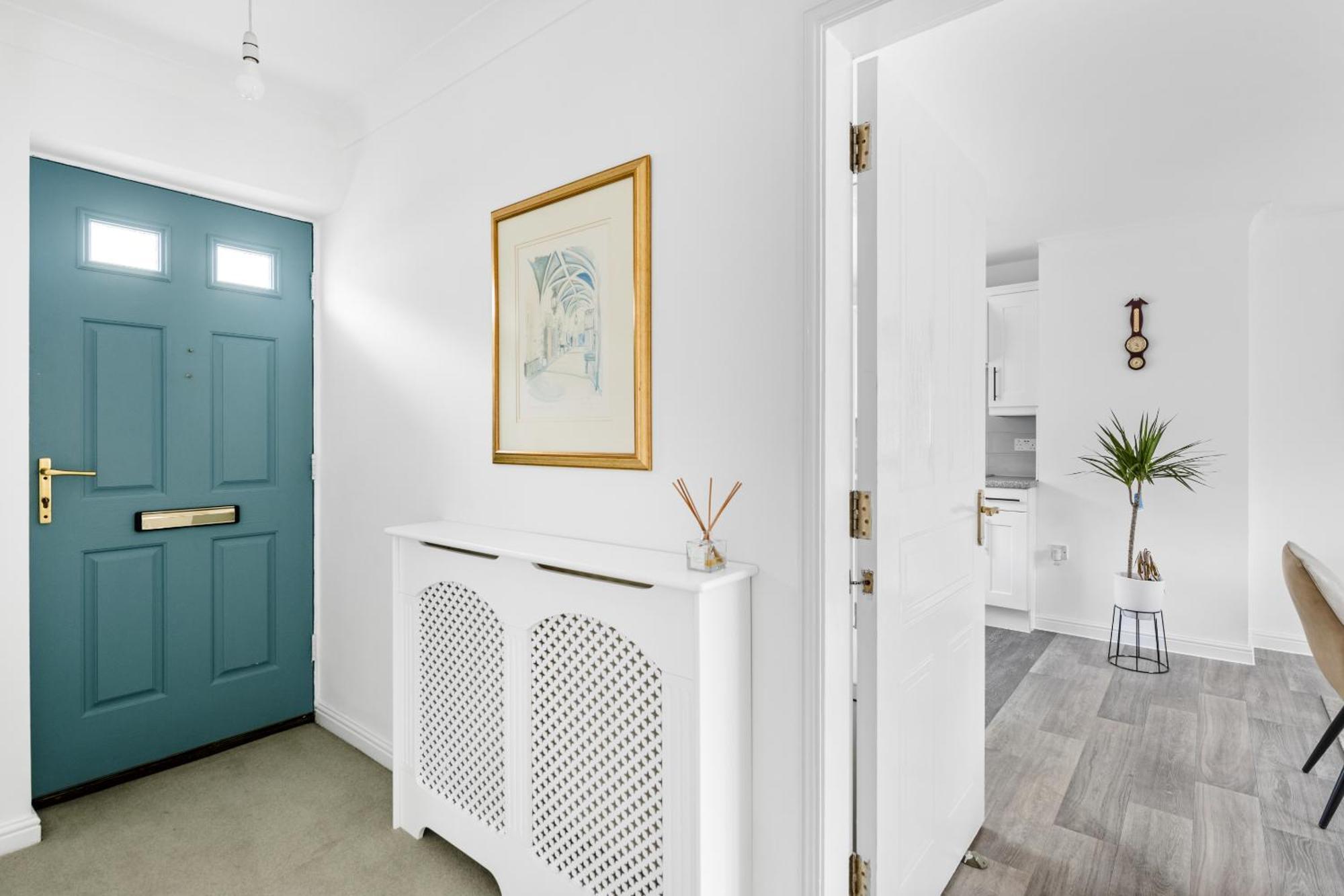 Holiday home Luxurious 3 Bed House With Free Parking, Close To The Train Station & Town *