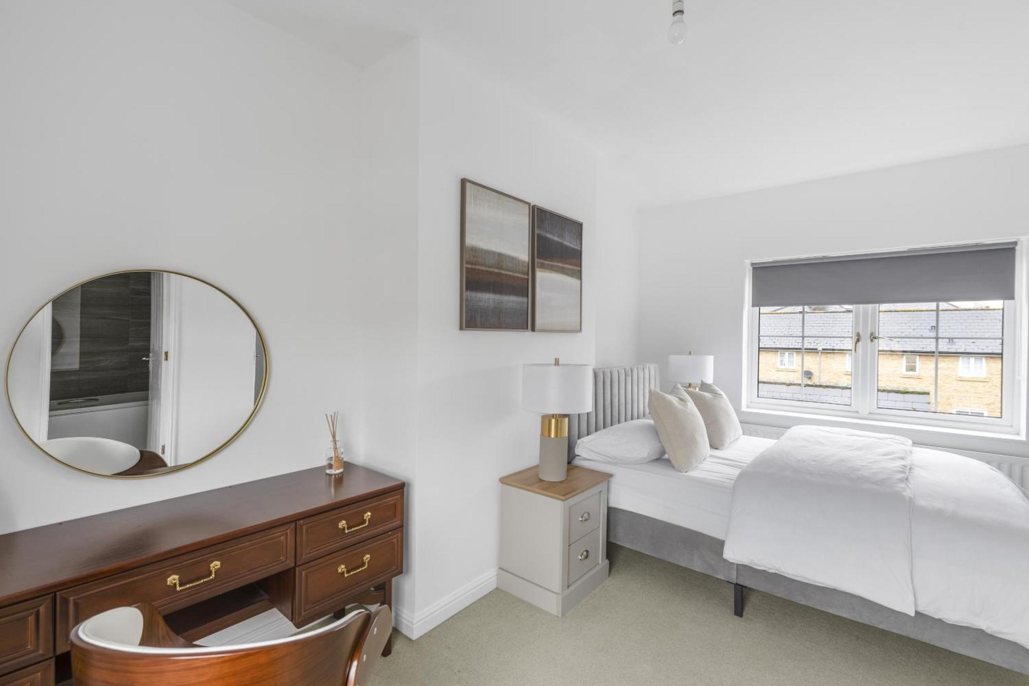 Luxurious 3 Bed House With Free Parking, Close To The Train Station & Town