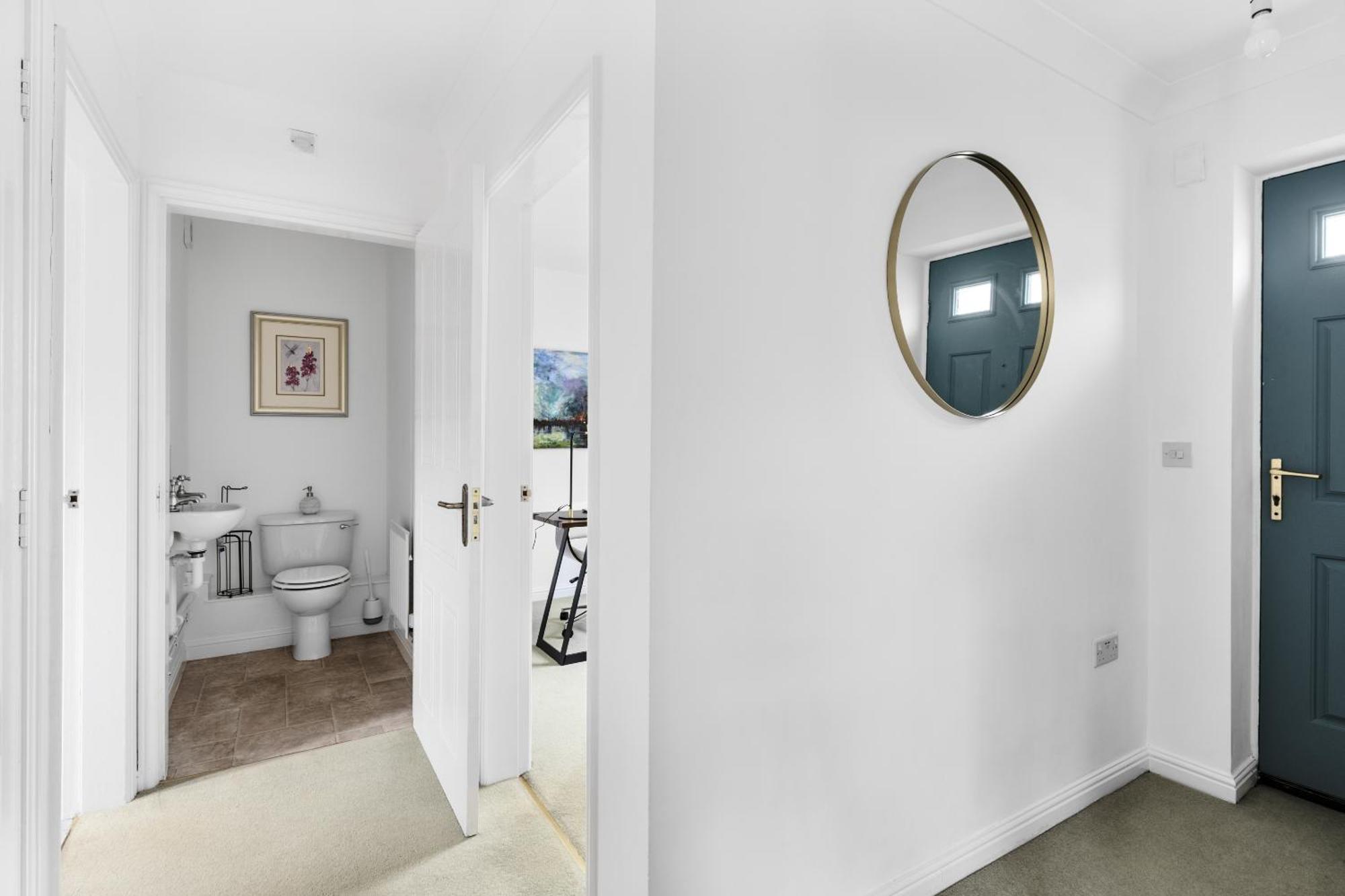 Luxurious 3 Bed House With Free Parking, Close To The Train Station & Town *