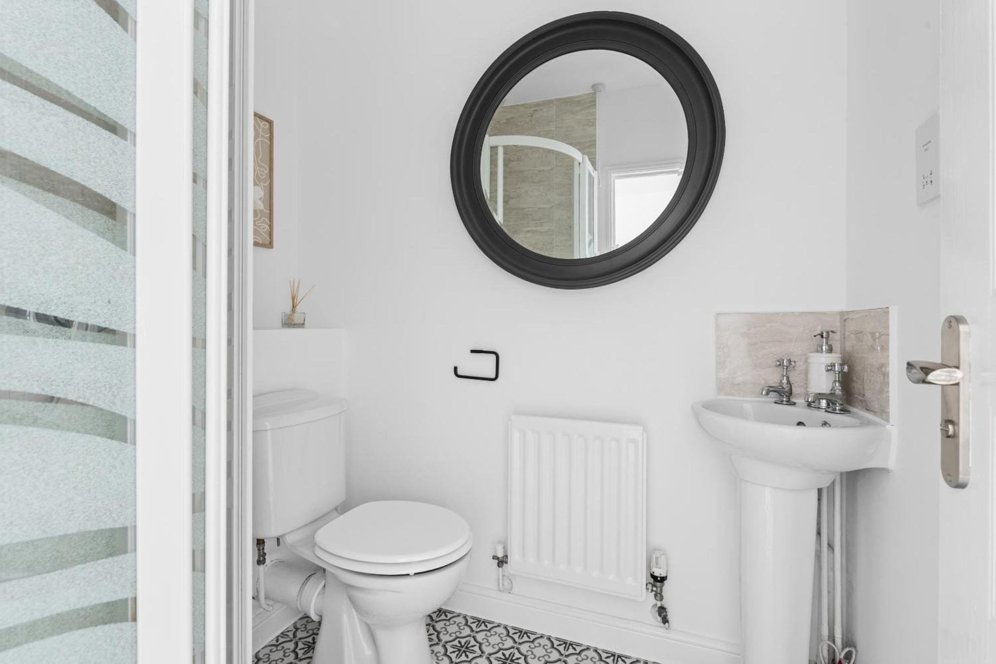 Holiday home Luxurious 3 Bed House With Free Parking, Close To The Train Station & Town