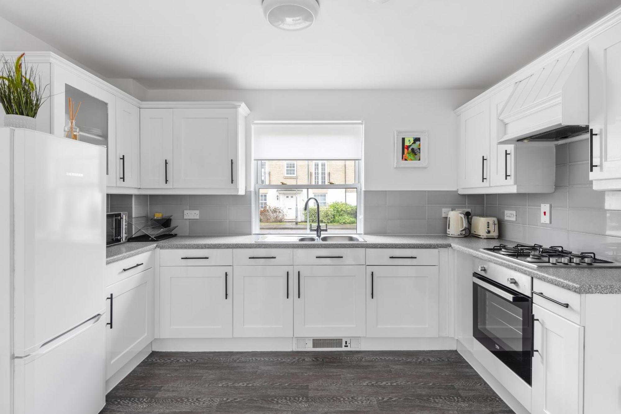 Luxurious 3 Bed House With Free Parking, Close To The Train Station & Town Holiday home