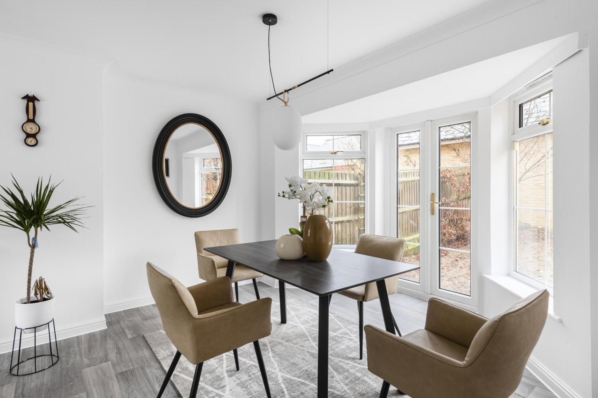 Luxurious 3 Bed House With Free Parking, Close To The Train Station & Town