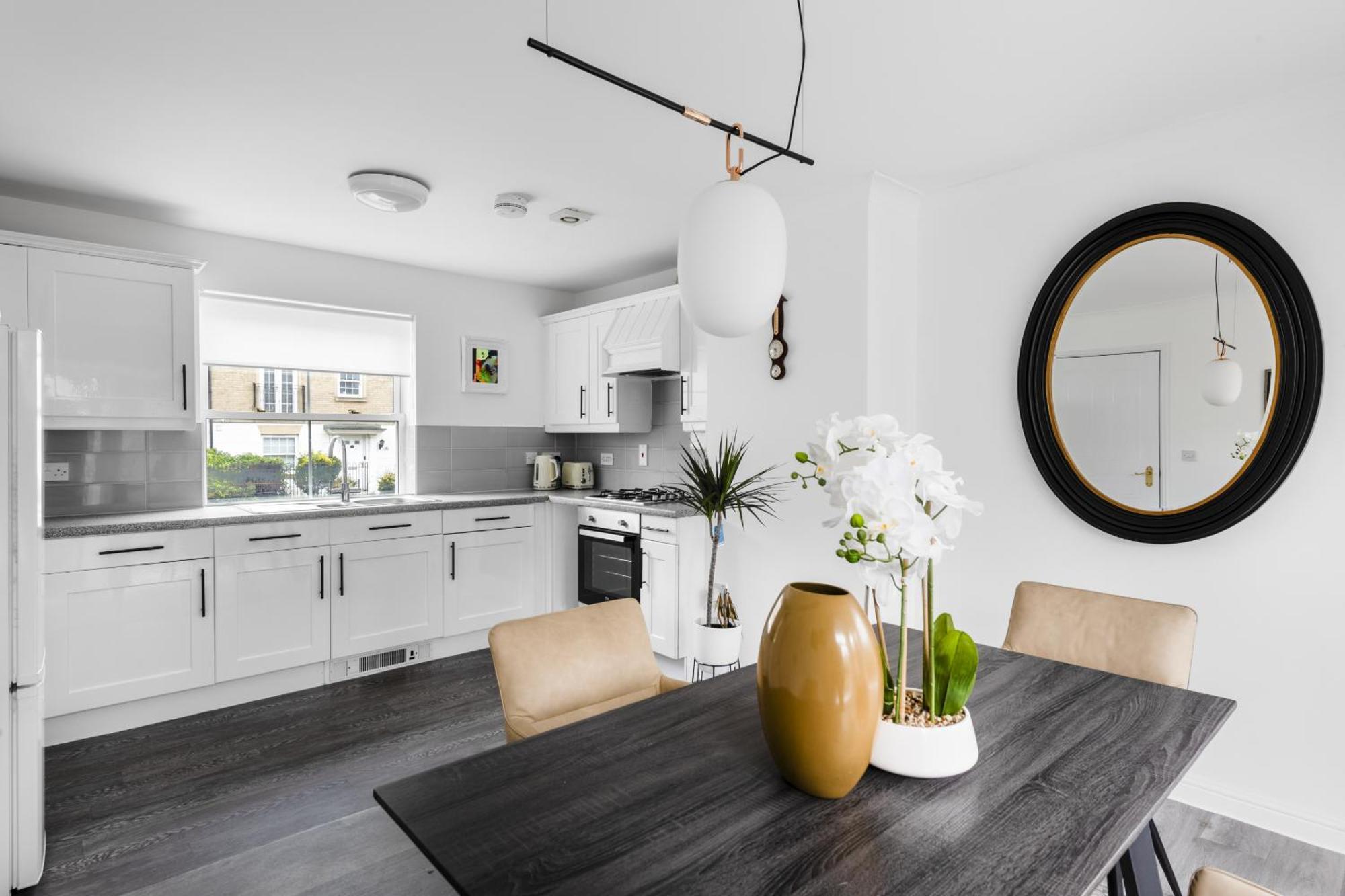Luxurious 3 Bed House With Free Parking, Close To The Train Station & Town Holiday home *