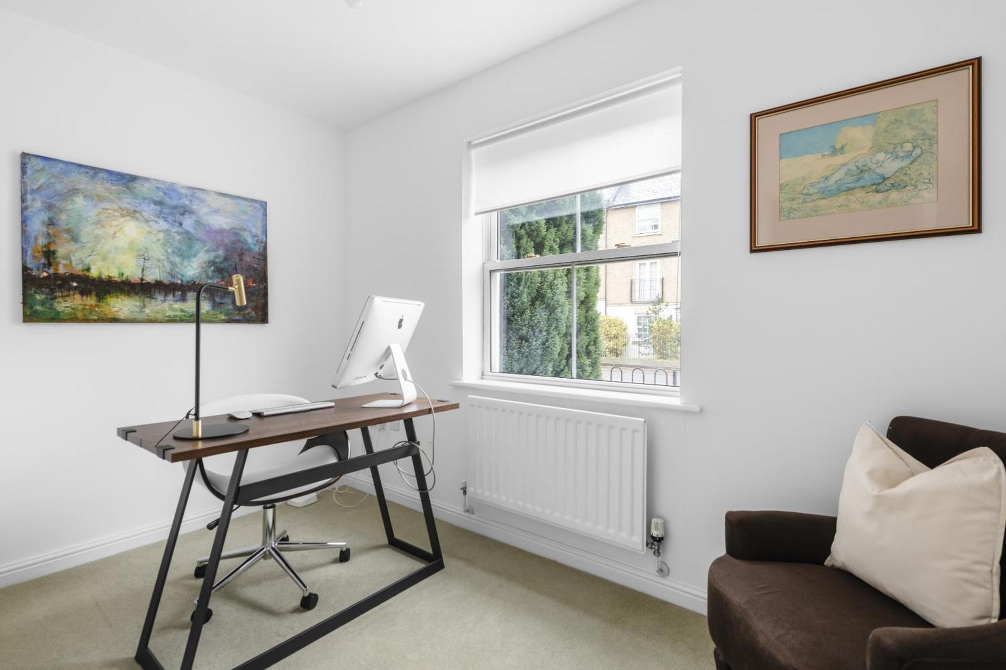 Luxurious 3 Bed House With Free Parking, Close To The Train Station & Town Holiday home