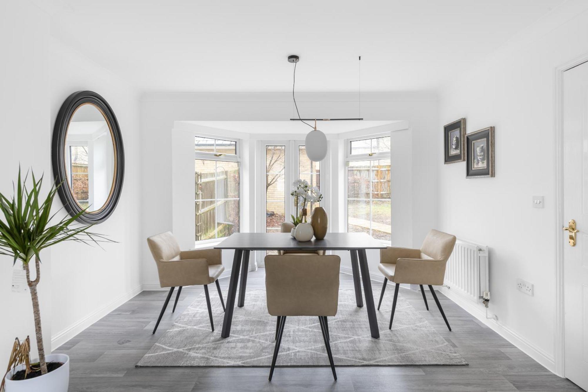 Luxurious 3 Bed House With Free Parking, Close To The Train Station & Town Holiday home